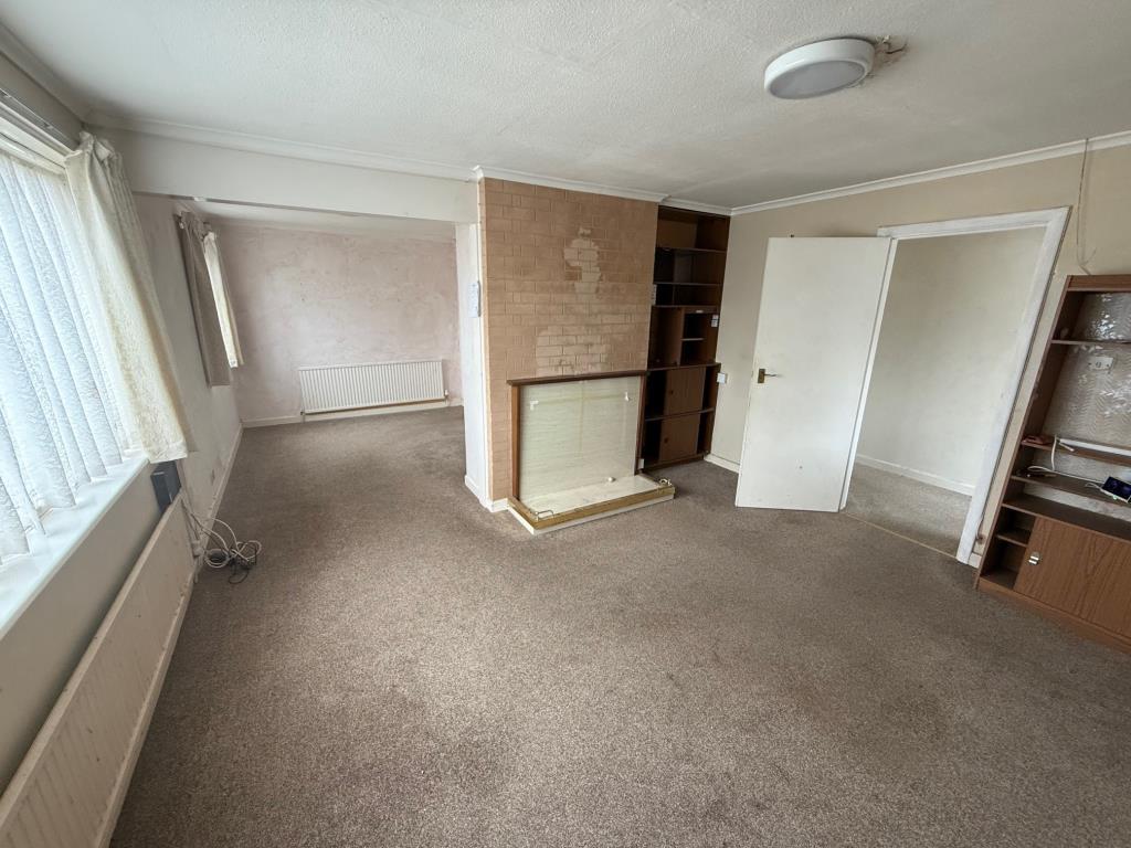 Lot: 141 - FREEHOLD THREE-BEDROOM DETACHED BUNGALOW FOR IMPROVEMENT - The Loving/Dining Room